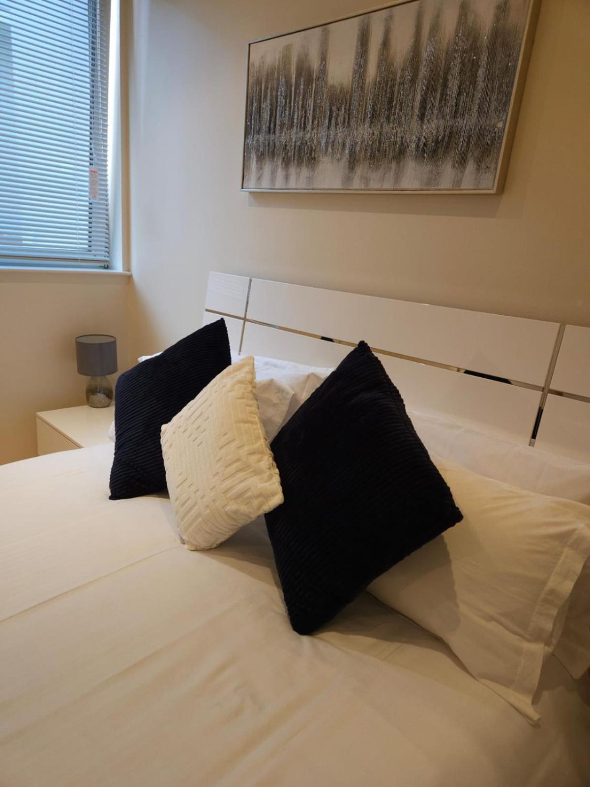 Comfy Spacious Apartment In Canary Wharf London Bagian luar foto